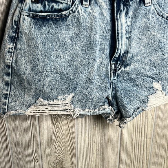KanCan Acid Wash High Rise Mom Shorts Size 9/28 - Picture 3 of 6